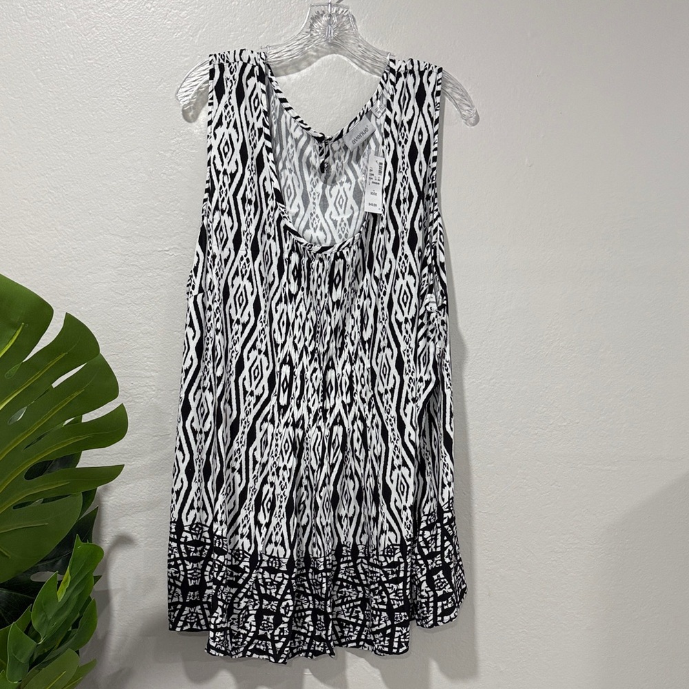 NWT Avenue Black and White Sleeveless Blouse plus size 30/32